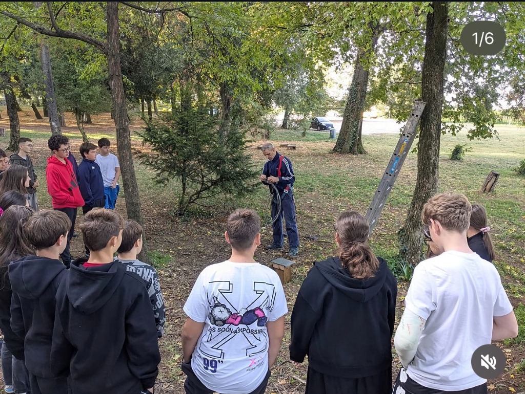 Installazione delle cassette-nido nel parco della scuola con i ragazzi e l'esperto LIPU
