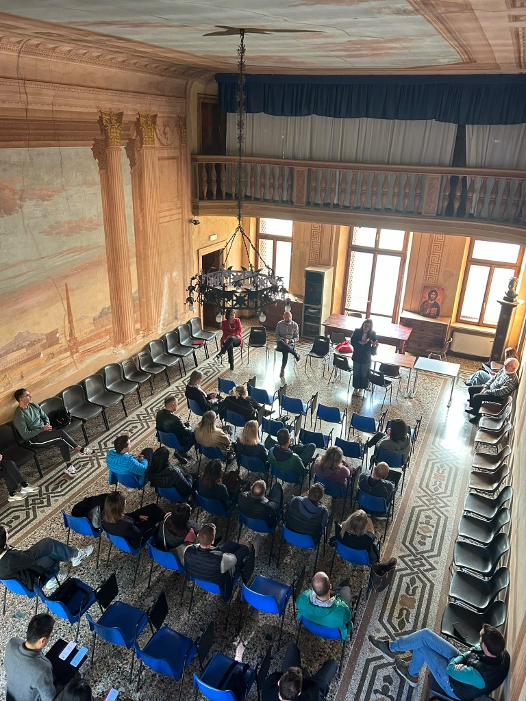 Incontro del primo Open Day nel salone della scuola con genitori, preside e docenti